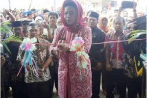 Peresmian Pasar Galuh Luragung ditandai gunting pita oleh Bupati Kuningan, Hj Utje CH Suganda